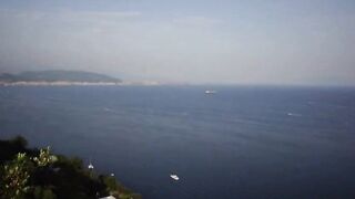 Pompino e sega sulle sue tettone all'aperto con vista mare