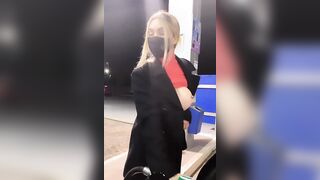 Giorgia fa benzina con le tette di fuori