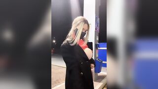 Giorgia fa benzina con le tette di fuori