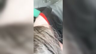 Sara mi fa una pompa in macchina e ha paura di essere vista