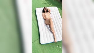 Sara prende il sole in topless