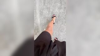 Anna in minigonna Per Milano in cerca di cazzi