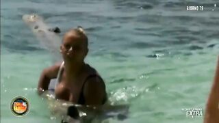 Mercedesz Henger splendida all'isola dei famosi collection