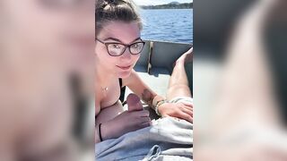 Kitty fa un pompino con ingoio al suo ragazzo in barca