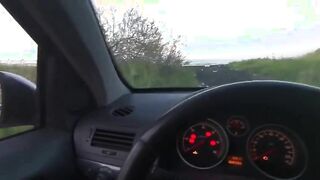 Ragazza italiana troia scopata sul cofano della macchina