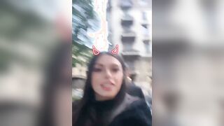 Ilenia diciottenne milanese esibizionista fa la troia in pubblico