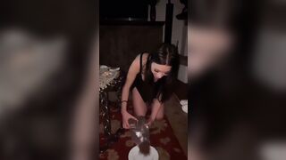 Ilenia diciottenne milanese esibizionista fa la troia in pubblico