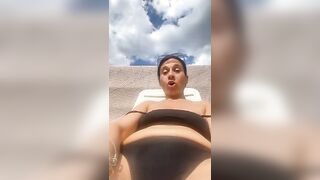 Milf italiana esibizionista mostra la fica prendendo il solo