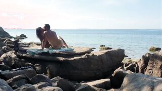 Coppia italiana fa sesso sugli scogli vista mare