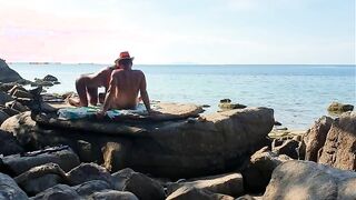 Coppia italiana fa sesso sugli scogli vista mare