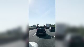 Esibizioniste ubriache mezze nude in autostrada Bologna