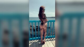 Claudya Stella in bichini che gran bel culo