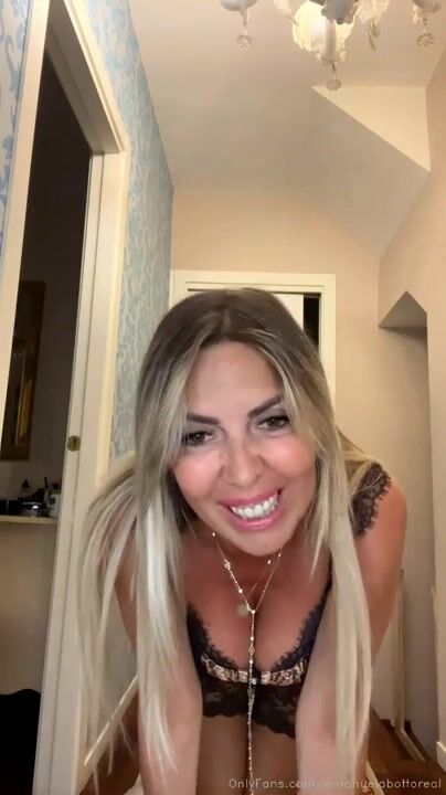 Emanuela Botto Eccita i suoi fans e si spoglia Nuovo Video OF