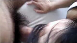 Sbocchina in autoreggenti con sborrata nelle scarpe