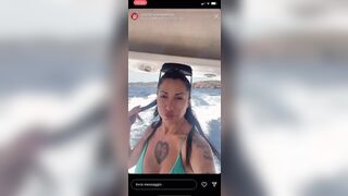 Priscilla Salerno in relax in barca