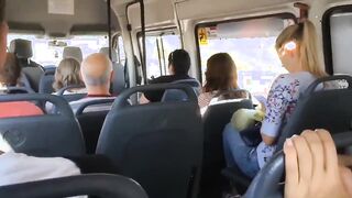 Mi fa una sega in autobus