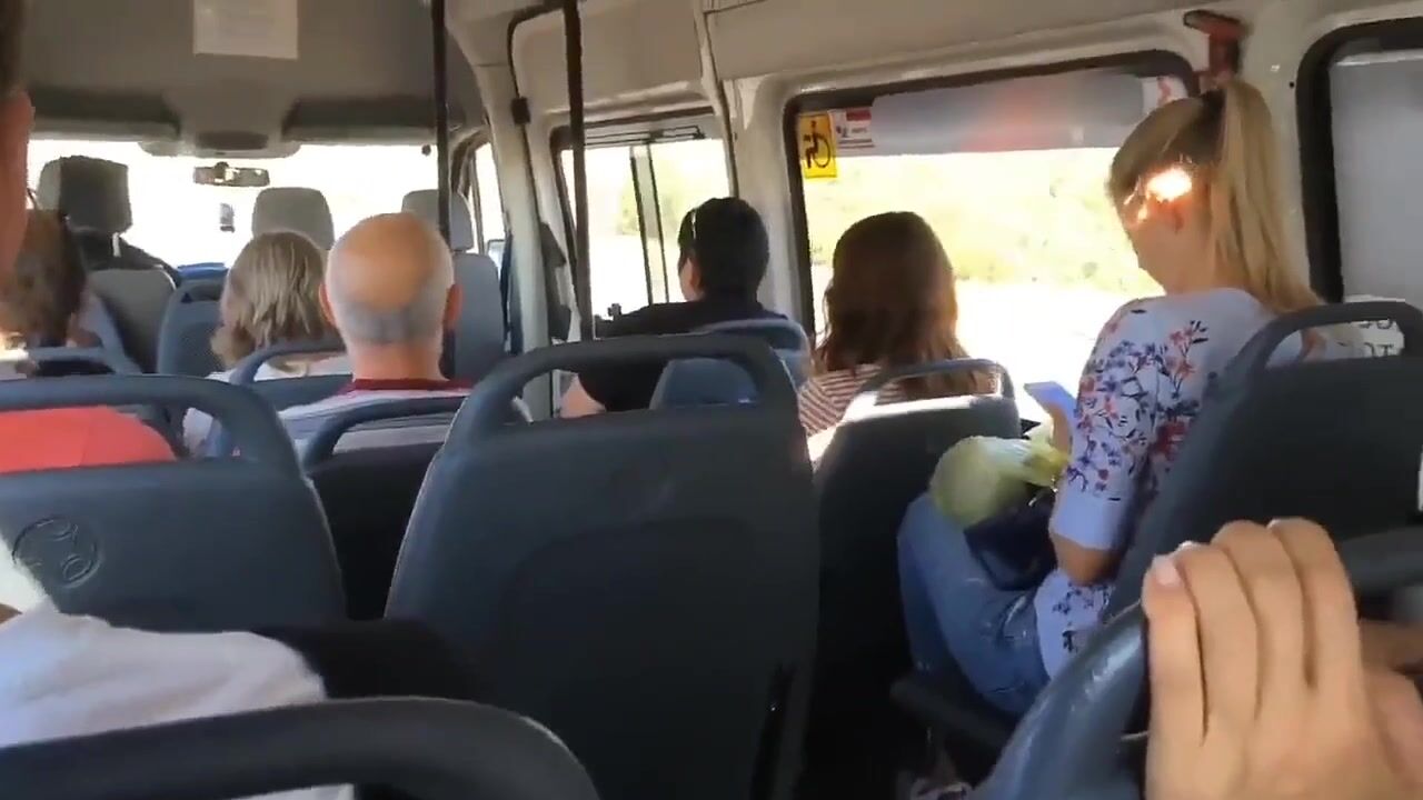 Mi fa una sega in autobus