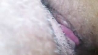 Lingua sulla sua fica pelosa