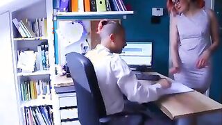 La segretaria si fa scopare dal suo capo per avere un auomento