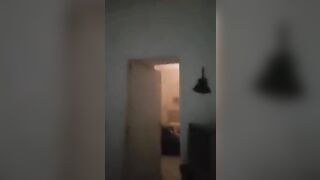 Coinquilino li becca a scopare