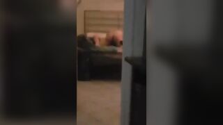 Coinquilino li becca a scopare