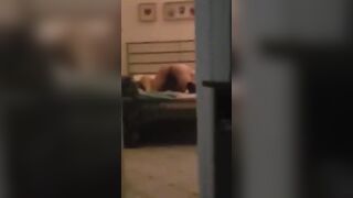 Coinquilino li becca a scopare