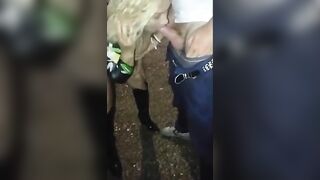 Sorride in faccia al cornuto spompinando il cazzo a guardone all'aperto