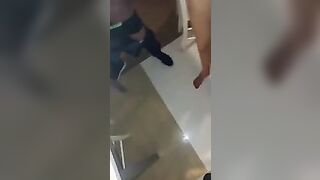 Fidanzata italiana spompina tutto il personale del ristorante