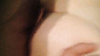 Bull me la scopa in fica con dildo piantato nel culo