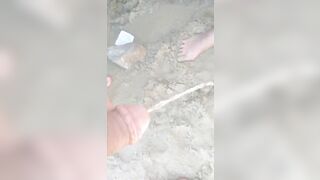 CHE BEL LAGHETTO ABBIAMO FATTO - Doppia pisciata in spiaggia Coppia ITA