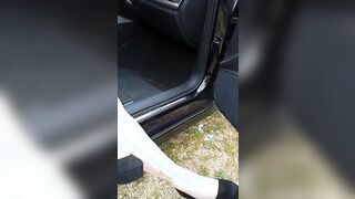 Car Sex moglie romana in attesa di amicizie si masturba in auto