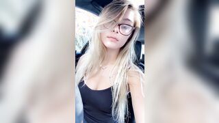 Kitty teen Teen Bionda con occhiali mostra le tettone in macchina video onlyfans