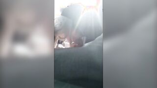 Accosta la macchina e gli faccio un pompino