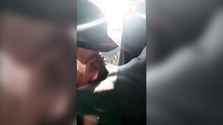 Accosta la macchina e gli faccio un pompino