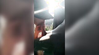 Accosta la macchina e gli faccio un pompino