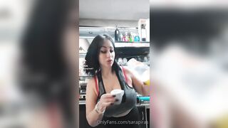 Sara Piras e il caffè macchiato dalle tettone