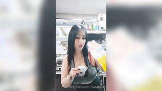 Sara Piras e il caffè macchiato dalle tettone