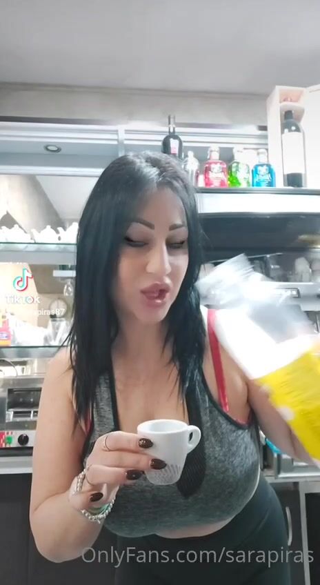 Sara Piras e il caffè macchiato dalle tettone