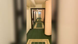 Benedetta D'Anna lo succhia nel corridoio dell' hotel