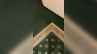 Benedetta D'Anna lo succhia nel corridoio dell' hotel