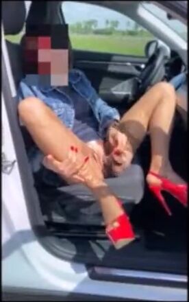 A gambe aperte in macchina col dildo in fica