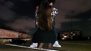 Porta la giovane moglie a scopare sconosciuto in un parcheggio