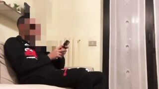 Mi ignora per le partite e gli faccio un pompino