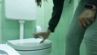 Pisciata ragazza italiana con fica pelosa nel bagno pubblico