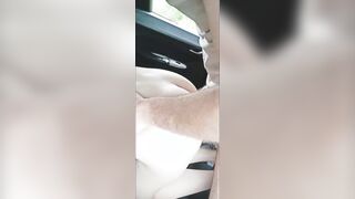 Non si trattiene e squirta ovunque