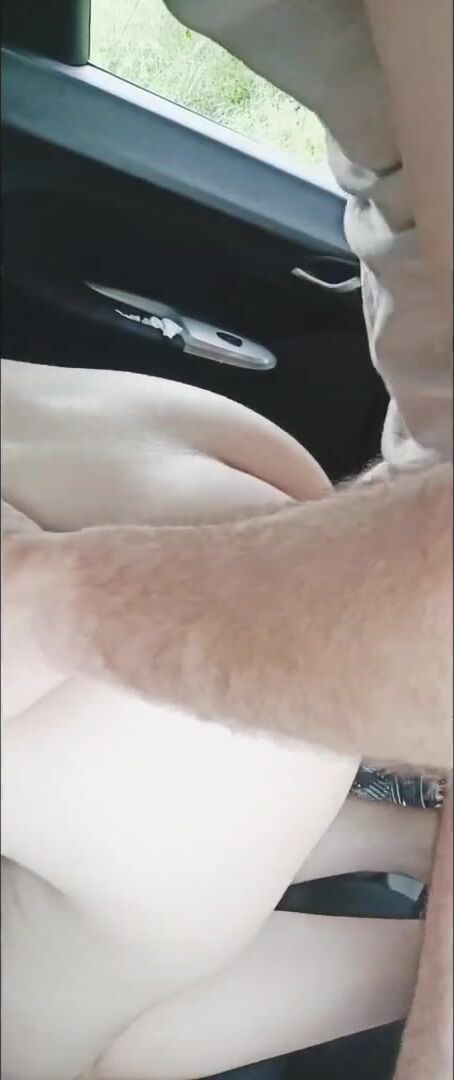 Non si trattiene e squirta ovunque