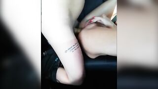 Gode inculata da torello 20 enne in auto