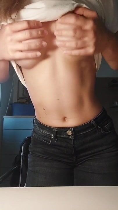 Camgirl italiana bionda con belle tette