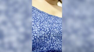 Con questo caldo le tette vogliono uscire