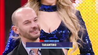 La divina Sara Croce in blue elettrico fantastico lato b